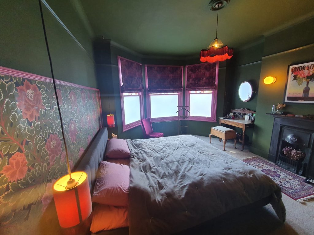 A photo of the room with the window frames painted pink.