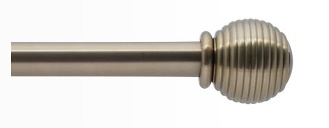 A photo of the brass toned curtain pole.