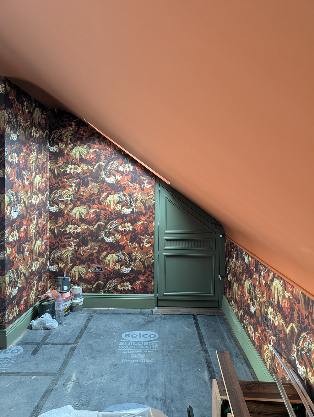 A photo of the dressing table area with the show storage in the corner.